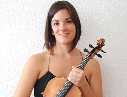 isabel, profesora de viola, da clases particulares